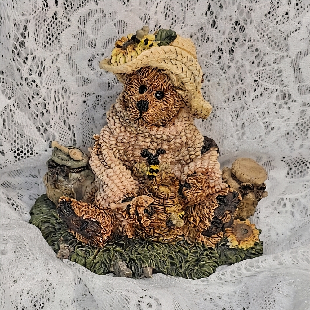 Boyds Bears & Friends Figurine * Bailey.... Honey Bear * Bee * Vintage * 1994
